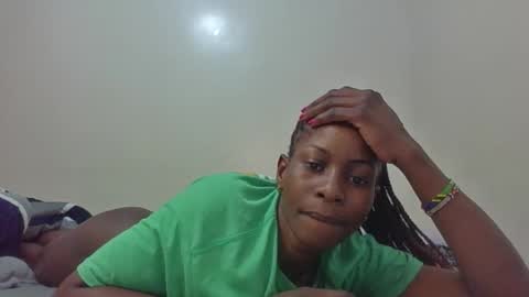 Snapshot of petitegirly12 chatting on October 25, 7:27 am petitegirly12 online show from October 25, 7:27 am