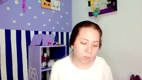 Snapshot of petiteivoryqueen chatting on June 3, 5:32 am danna online show from June 3, 5:32 am