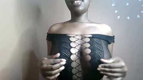 Snapshot of petitemomma76379 chatting on June 6, 5:23 am sexy chocolate online show from June 6, 5:23 am