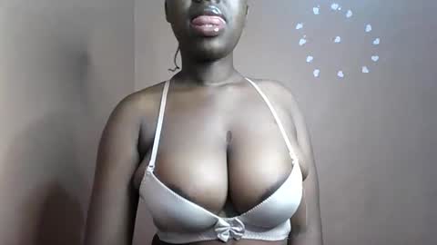 Snapshot of petitemomma76379 chatting on June 7, 7:01 am sexy chocolate online show from June 7, 7:01 am