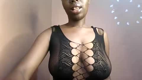Snapshot of petitemomma76379 chatting on June 9, 6:47 am sexy chocolate online show from June 9, 6:47 am