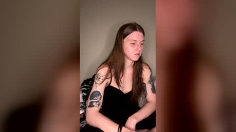 Snapshot of petiteratt chatting on May 18, 4:40 am I am very new and dont know what im doing lol online show from May 18, 4:40 am