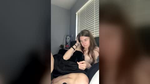 Snapshot of petiteratt chatting on July 1, 9:58 pm I am very new and dont know what im doing lol online show from July 1, 9:58 pm