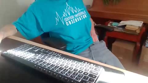 Snapshot of petitwilly chatting on October 27, 9:35 am petitwilly online show from October 27, 9:35 am