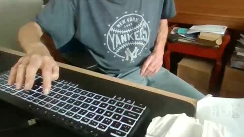 Snapshot of petitwilly chatting on November 3, 10:05 am petitwilly online show from November 3, 10:05 am