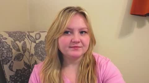 Snapshot of phatassblond chatting on April 19, 9:39 pm PhatAssBlond online show from April 19, 9:39 pm