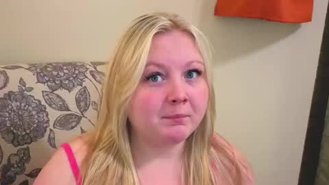 Snapshot of phatassblond chatting on April 23, 10:23 pm PhatAssBlond online show from April 23, 10:23 pm