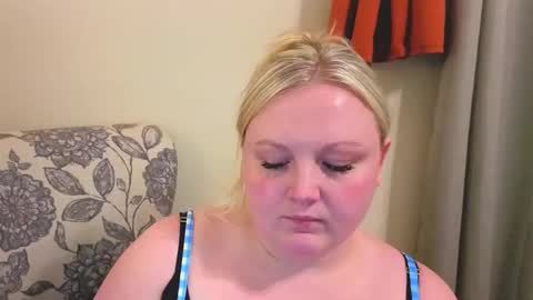 Snapshot of phatassblond chatting on April 29, 10:49 pm PhatAssBlond online show from April 29, 10:49 pm