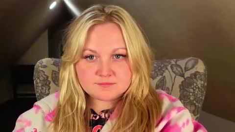 Snapshot of phatassblond chatting on May 2, 3:44 am PhatAssBlond online show from May 2, 3:44 am