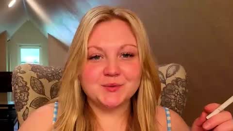 Snapshot of phatassblond chatting on May 3, 9:10 pm PhatAssBlond online show from May 3, 9:10 pm
