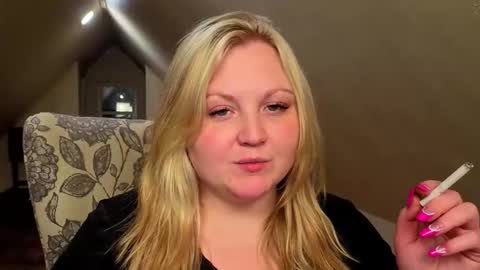 Snapshot of phatassblond chatting on May 9, 1:33 am PhatAssBlond online show from May 9, 1:33 am