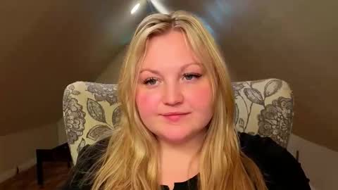 Snapshot of phatassblond chatting on May 12, 9:23 pm PhatAssBlond online show from May 12, 9:23 pm