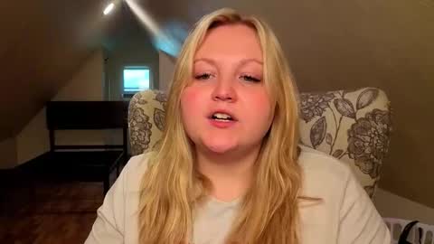 Snapshot of phatassblond chatting on May 16, 9:13 pm PhatAssBlond online show from May 16, 9:13 pm