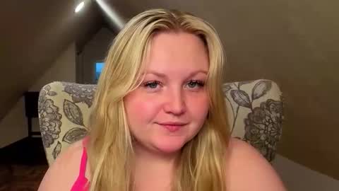 Snapshot of phatassblond chatting on May 18, 10:37 pm PhatAssBlond online show from May 18, 10:37 pm