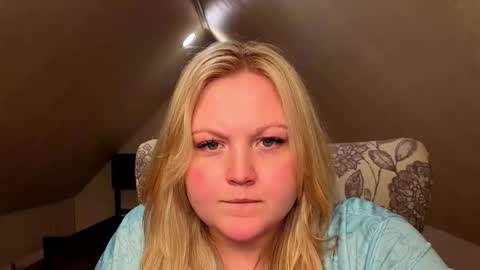 Snapshot of phatassblond chatting on May 22, 10:04 pm PhatAssBlond online show from May 22, 10:04 pm