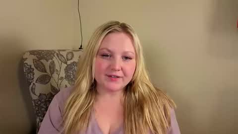 Snapshot of phatassblond chatting on May 29, 11:58 pm PhatAssBlond online show from May 29, 11:58 pm