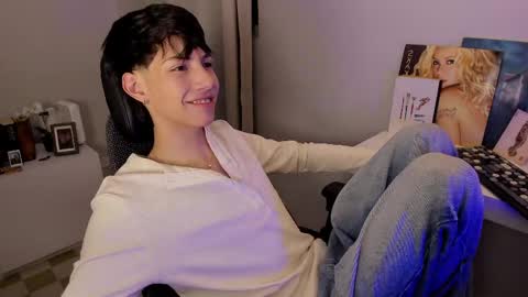 Phil.   INDEPENDENT MODEL online show from April 2, 3:37 am