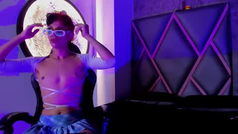 Snapshot of philipp_jones chatting on February 1, 4:44 am PHIL online show from February 1, 4:44 am