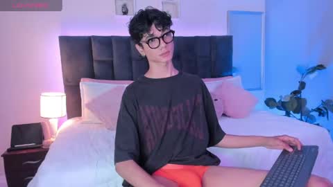 Snapshot of phillicious_ chatting on May 22, 10:04 pm Phillip online show from May 22, 10:04 pm