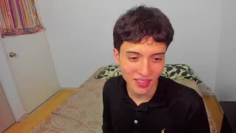 picaszomilos350 online show from March 26, 5:24 am