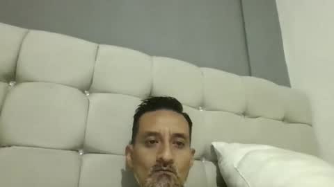 Snapshot of pieslatinos chatting on January 14, 2:50 am pieslatinos online show from January 14, 2:50 am