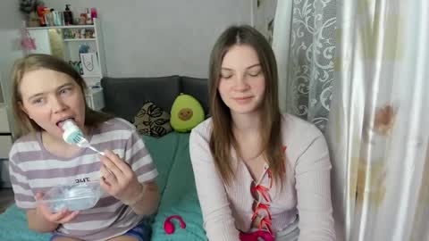 Adele and Elli online show from April 3, 5:11 pm