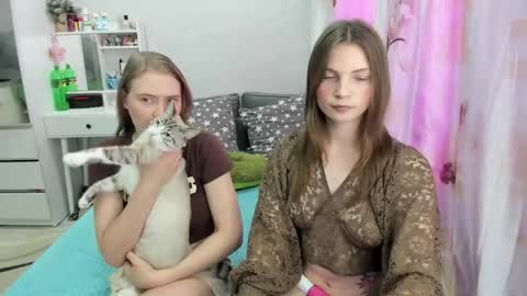 Snapshot of pikmi_obsos chatting on April 23, 5:04 pm Adele and Elli online show from April 23, 5:04 pm