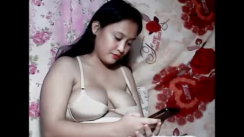 Snapshot of pinay_mama_milkbigboobs chatting on February 27, 5:15 pm pinay_mama_milkbigboobs online show from February 27, 5:15 pm