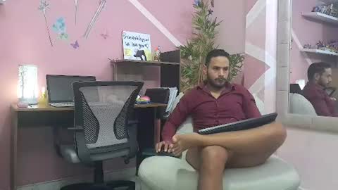 Snapshot of pineappleflipped chatting on July 28, 2:18 am pineappleflipped online show from July 28, 2:18 am