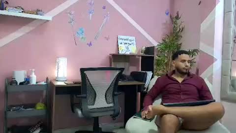 Snapshot of pineappleflipped chatting on August 6, 3:08 am pineappleflipped online show from August 6, 3:08 am