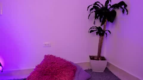 Snapshot of pink_quarz chatting on May 1, 11:59 am KELLY online show from May 1, 11:59 am