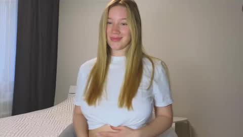 Snapshot of pink_rosee_ chatting on September 28, 3:23 am online show from September 28, 3:23 am