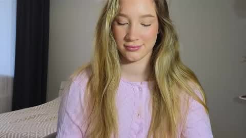 Snapshot of pink_rosee_ chatting on October 2, 3:46 am online show from October 2, 3:46 am