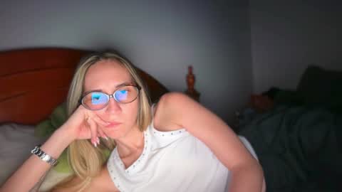 Snapshot of pinkilola chatting on July 1, 11:37 pm Pinkilola online show from July 1, 11:37 pm