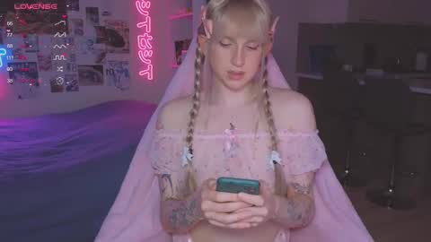 pinkvenom_ online show from November 12, 2:39 pm