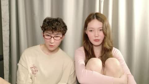 Snapshot of pinkylovers chatting on June 5, 11:21 pm Li long hair and Ru short hair online show from June 5, 11:21 pm