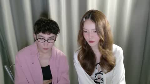 Snapshot of pinkylovers chatting on June 13, 10:18 pm Li long hair and Ru short hair online show from June 13, 10:18 pm