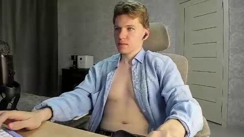 Snapshot of pirremeow chatting on June 25, 12:09 pm Pierre online show from June 25, 12:09 pm