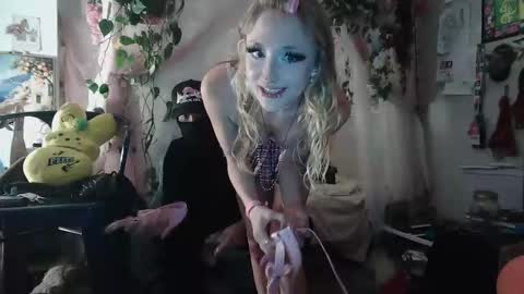 Snapshot of pixielovely chatting on May 17, 4:43 am pixielovely online show from May 17, 4:43 am