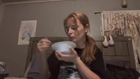 Snapshot of pizzedwife chatting on May 13, 2:42 am pizzedwife online show from May 13, 2:42 am