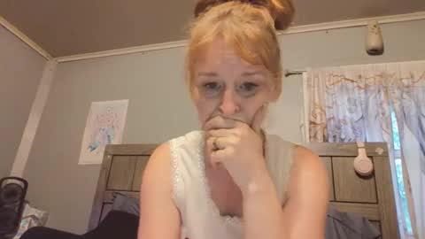 Snapshot of pizzedwife chatting on June 9, 1:28 am pizzedwife online show from June 9, 1:28 am