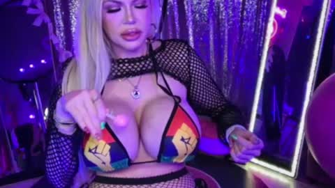 Snapshot of plasticfuckdoll chatting on June 20, 2:03 am Dumb bimbo fuck doll online show from June 20, 2:03 am