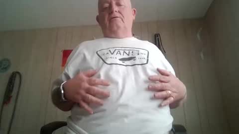 Snapshot of playboychas chatting on April 23, 11:40 pm chaz online show from April 23, 11:40 pm
