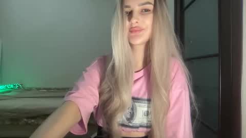 Mia online show from October 17, 8:33 pm