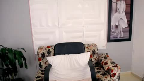 Snapshot of pocahontas_mcry chatting on April 21, 11:29 pm pocahontas online show from April 21, 11:29 pm