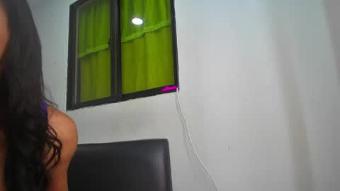 Snapshot of pocahontas_prinsce chatting on May 10, 11:43 pm Nikole online show from May 10, 11:43 pm