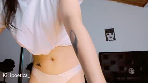 Snapshot of poeeticaa_ chatting on December 17, 10:11 pm IG ipoetica online show from December 17, 10:11 pm