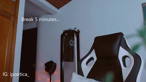 Snapshot of poeeticaa_ chatting on January 18, 3:27 pm IG ipoetica online show from January 18, 3:27 pm