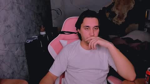 Snapshot of pohyi_ chatting on December 15, 1:04 pm pohyi_ online show from December 15, 1:04 pm