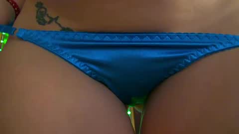 Snapshot of poison_milf_ chatting on April 25, 3:53 am poison_milf_ online show from April 25, 3:53 am